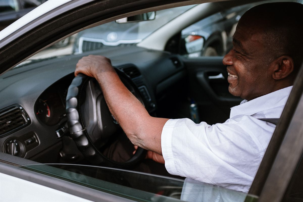 Chauffeur accompagné dans son véhicule par un technicien