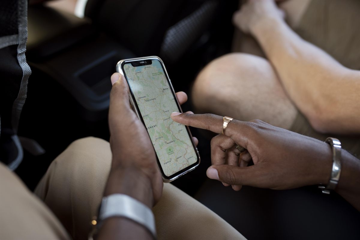 Traceur GPS Ayintrack fixé sur un tableau de bord